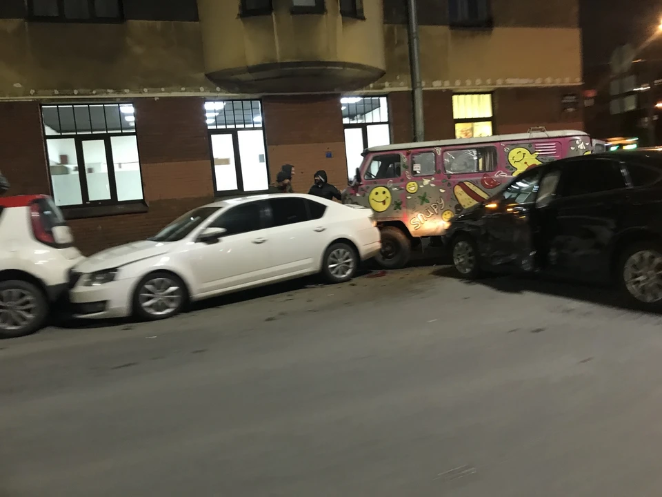 В Петербурге в ДТП поневоле угодил фургончик шавермы.
