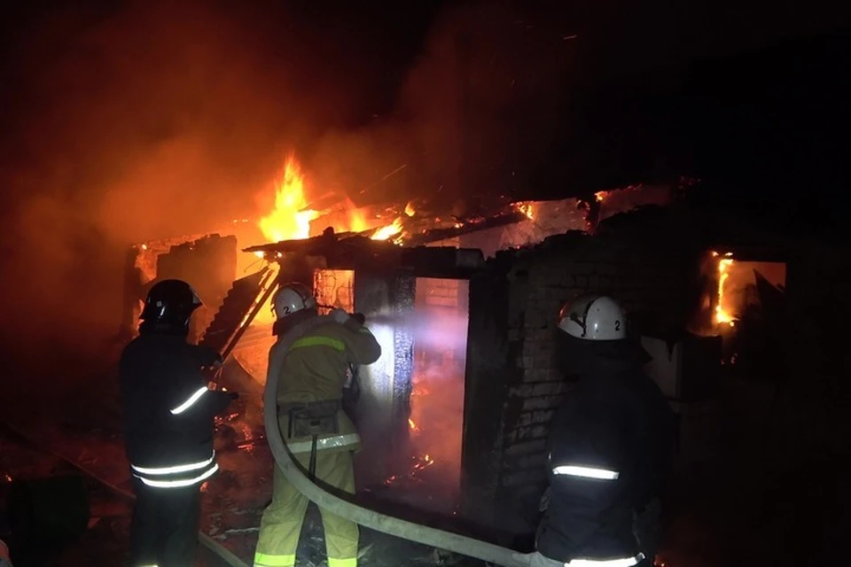Пожар практически уничтожил жилой дом вместе с имуществом. Фото: МЧС ЛНР