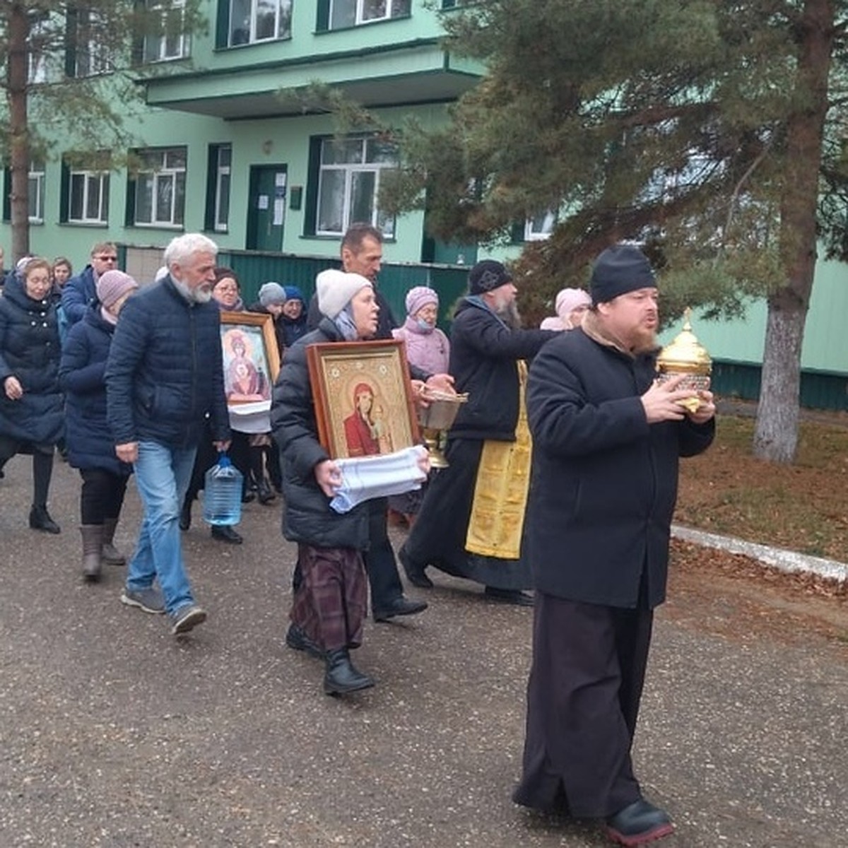 У ковид-госпиталя в городе Сасово духовенство устроило крестный ход - KP.RU