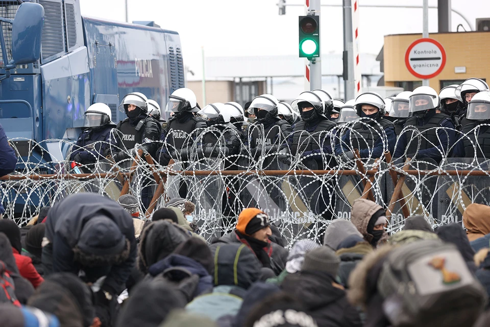 Тысячи беженцев, застрявших в палаточном лагере на границе Польши и Белоруссии, устроили новый штурм европейских рубежей.