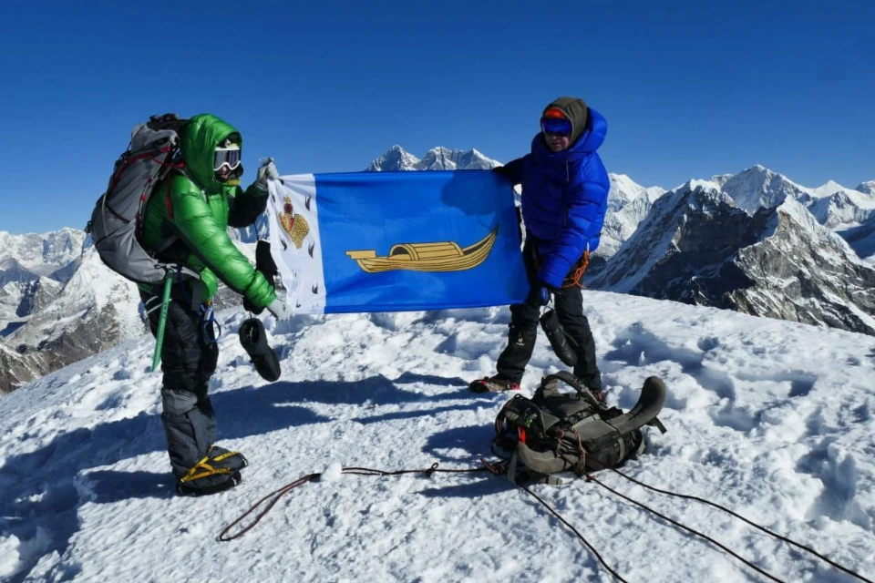 Флаг Вышнего Волочка на горной вершине в Непале. Фото: vk.com/volochekmuzey / Андрей Тихмянов