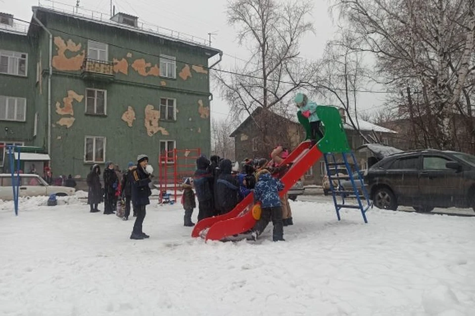 Ребятишки рады горке.