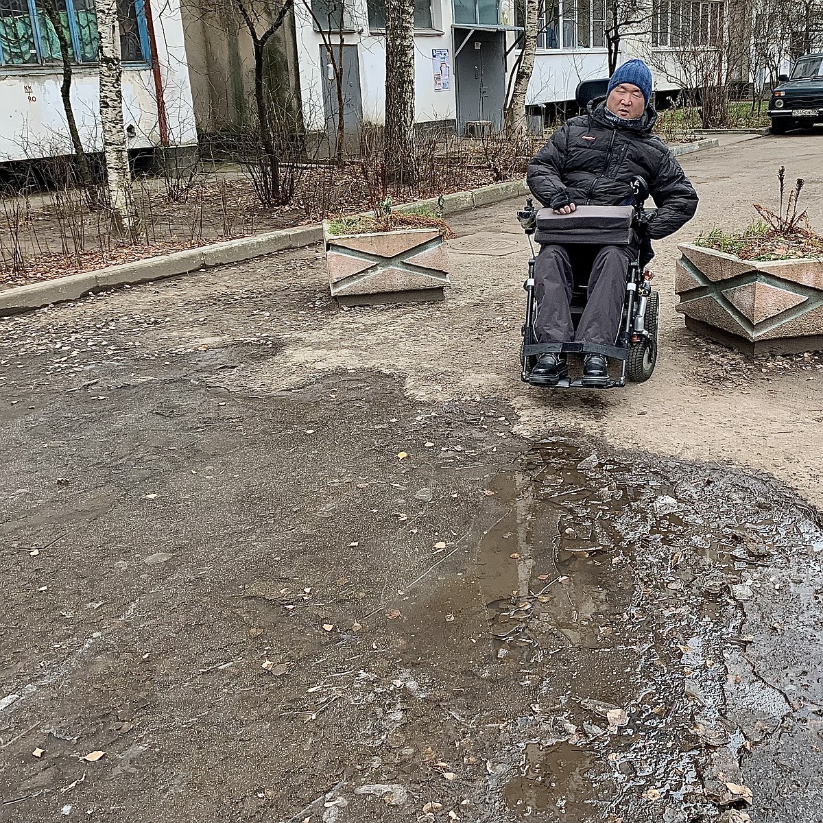 В Твери инвалид-колясочник полгода не может выехать из двора из-за огромной  лужи-ямы - KP.RU