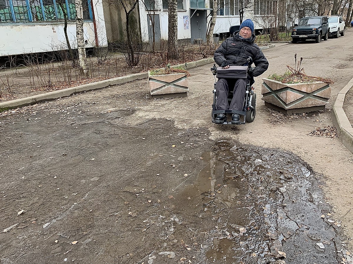 В Твери инвалид-колясочник полгода не может выехать из двора из-за огромной  лужи-ямы - KP.RU