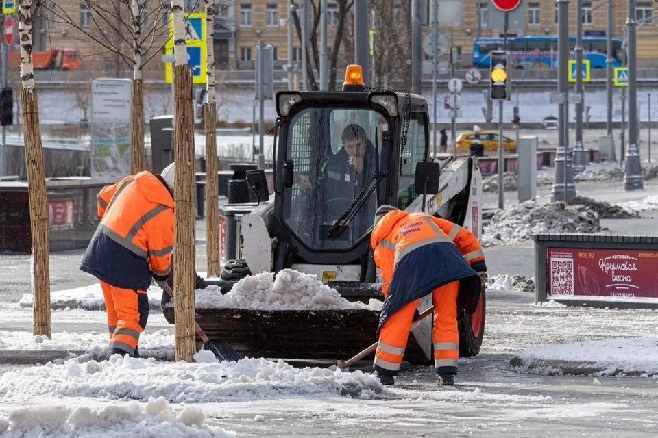 В Новосибирске дорожникам, занятым уборкой улиц от снега, могут поднять зарплату.