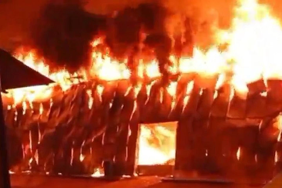Пожар уничтожил склад в Уссурийске.
