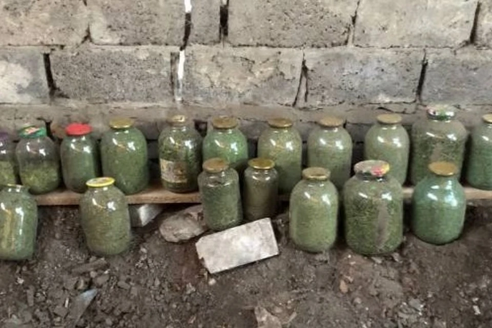 Горе-бизнесмен замаскировал банки с «травой» под законсервированные соления. Фото: пресс-служба управления МВД России по РО