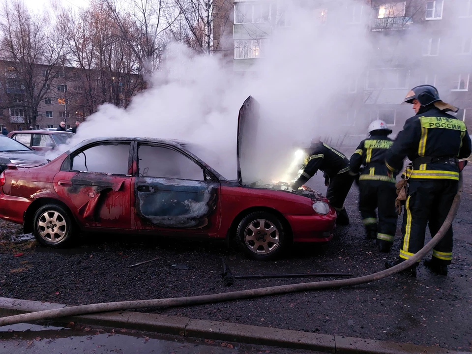 Автомобиль Kia загорелся вечером в Сафонове. Фото: пресс-служба ГУ МЧС по Смоленской области.