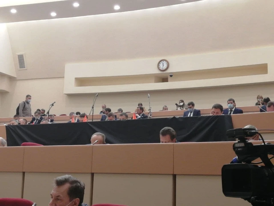 Трибуна КПРФ в саратовской облдуме обернулась в траур на заседании 24 ноября
