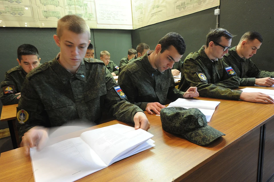 В ближайшее время в гражданских вузах России планируется создать еще восемь военных центров.