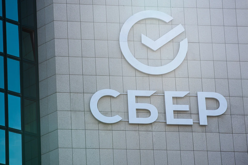 Сбер запустил снятие наличных без комиссии с кредитной СберКарты до конца года. Фото - Сбер.