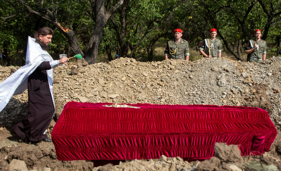 Перезахоронение останков 30 мирных жителей прифронтового города Первомайска в ЛНР, август 2021 г. Фото: Александр Река/ТАСС