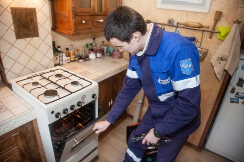 Два мастера пришли на обычную проверку оборудования, а сами практически попали в плен к безобидной пенсионерке