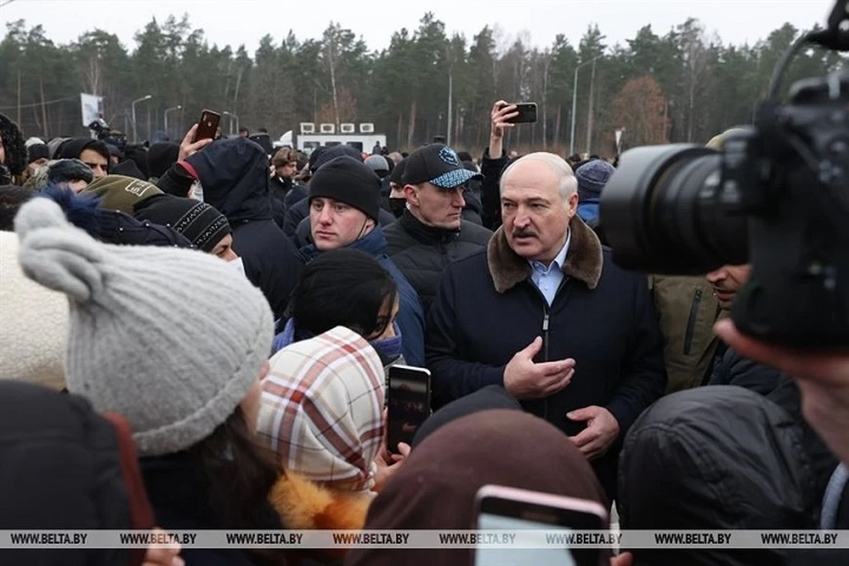 Александр Лукашенко побывал в лагере беженцев и пообщался с ними. Фото: БЕЛТА