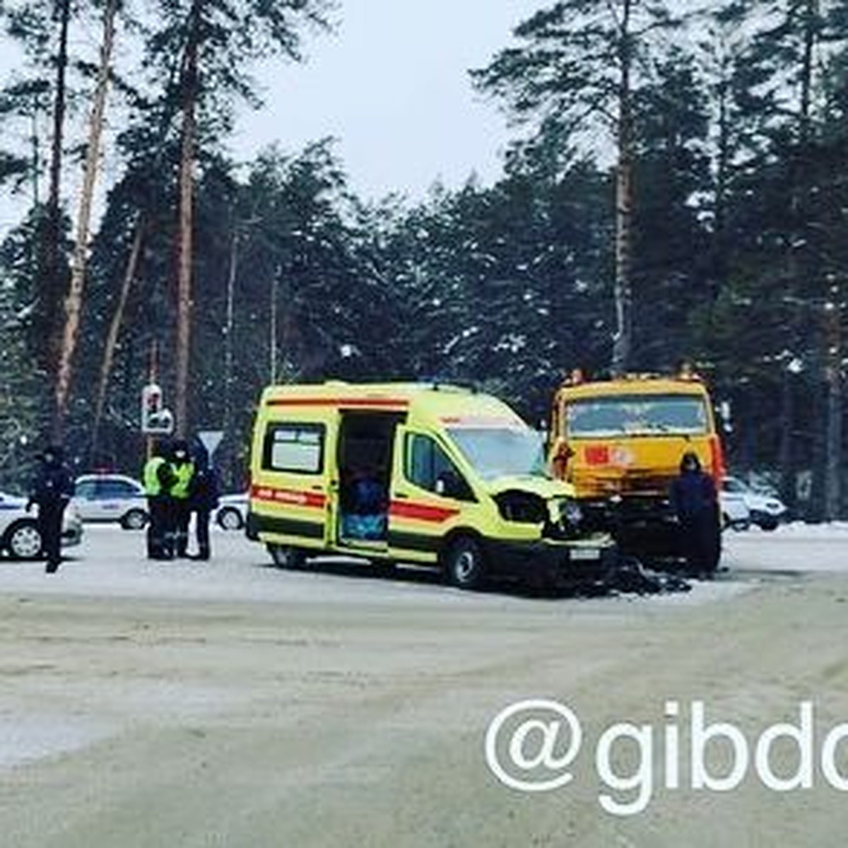 Три человека пострадали при столкновении машины скорой помощи и бензовоза в  Барнауле - KP.RU