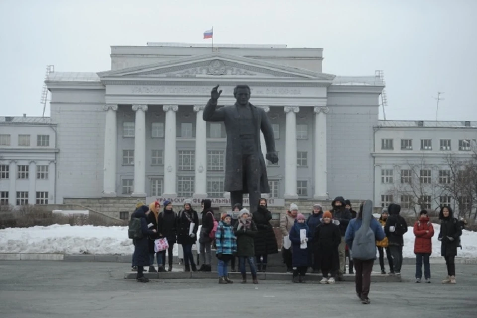 Урфу сотрудники. Памятник возле УРФУ В Алапаевске. Старые фотографии очереди в УРФУ. Кресты напротив УРФУ В 1954 фото.