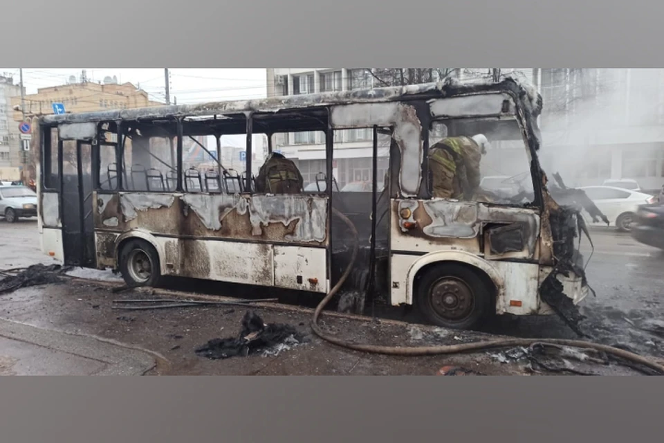 Пожар начался в моторном отсеке автобуса. Фото: ГУ МЧС по Кировской области