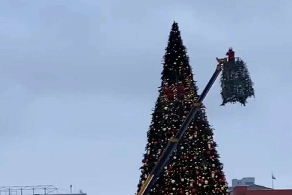 В Новосибирске на площади Ленина завершили монтаж елки. Фото: "АСТ-54".