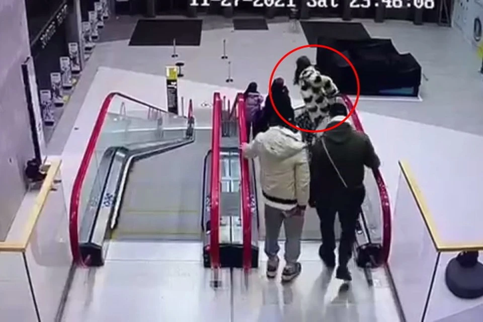 Очевидец рассказал о падении 17-летней девушки с эскалатора в торговом центре в Москве