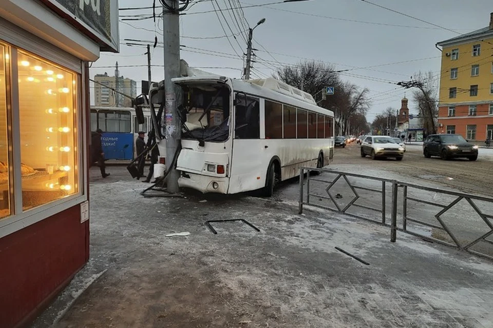 В салоне автобуса находилось восемь пассажиров, четверо из них получили серьезные травмы. Фото: ГУ МВД по Самарской области
