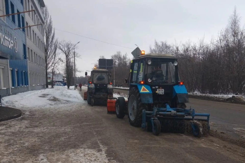 Отмечается, что на уборку улиц и тротуаров Ижевска в настоящее время выходят 200 единиц техники. Фото: izh.ru