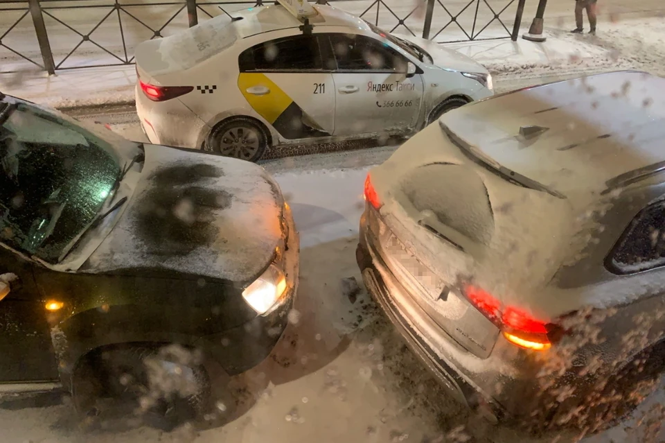 Водители попадают в ДТП ан заснеженных улицах Петербурга вечером 29 ноября. Фото: СОЦСЕТИ