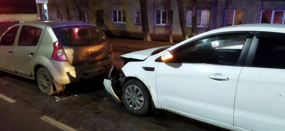 В столкновении трех легковушек пострадала женщина-пассажир