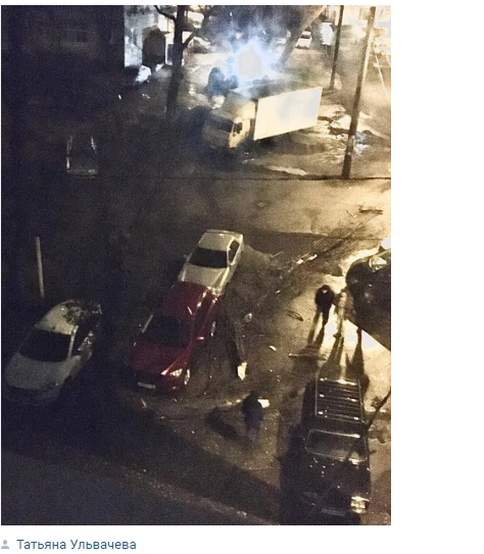 Дерево на улице Волго-Донской при падении задело стоявшие внизу машины.