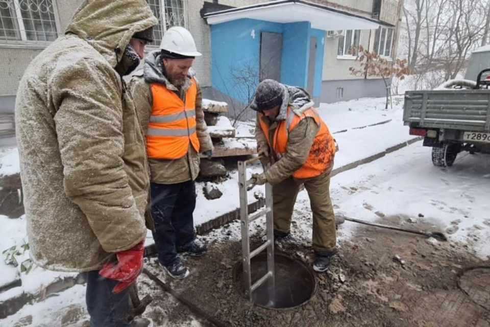 Рабочие несколько часов пытаются восстановить сети. Фото: МУПВ ВПЭС Владивостока.