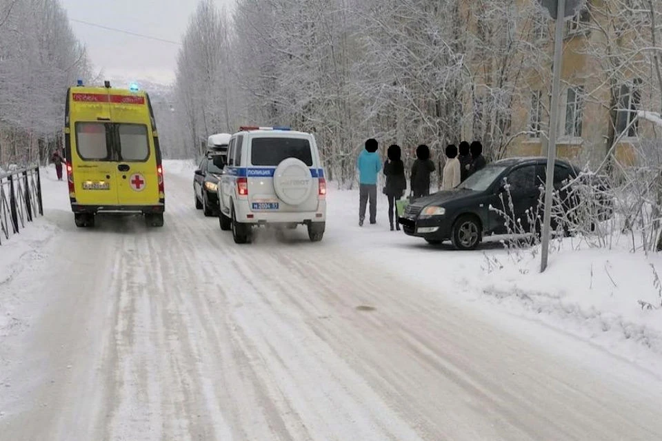 На место происшествия приежала "скорая". Фото: vk.com/monchegorsk.gov_murman