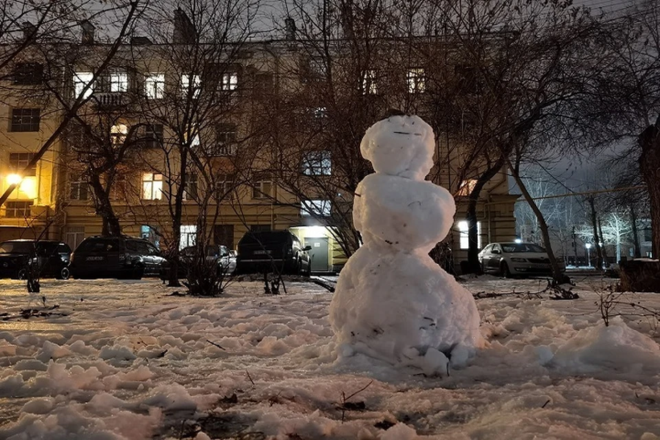 В последний день осени уральскую столицу накрыло дождем, а на дороге образовались лужи