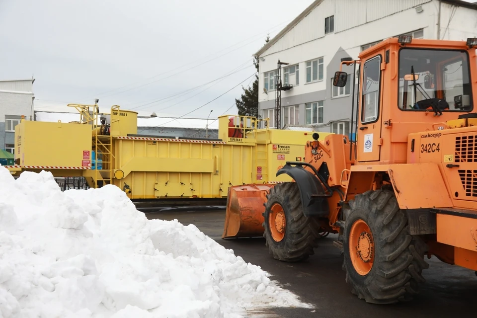 В Красноярске привезли две снегоплавильные машины канадского производства. Фото: ЧЕРНЫХ Александр