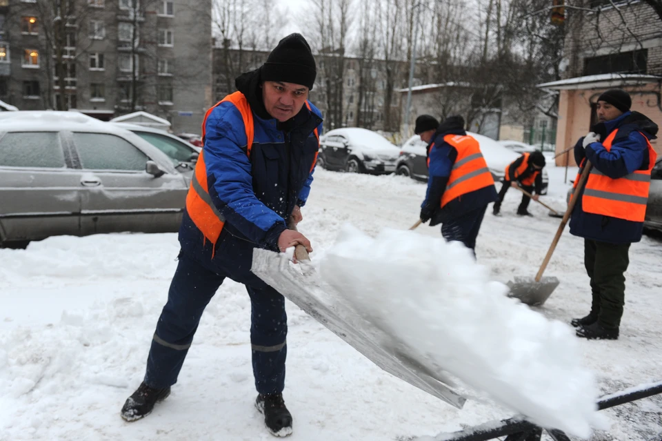 Работы по первичной очистке территорий в Петербурге почти завершены.