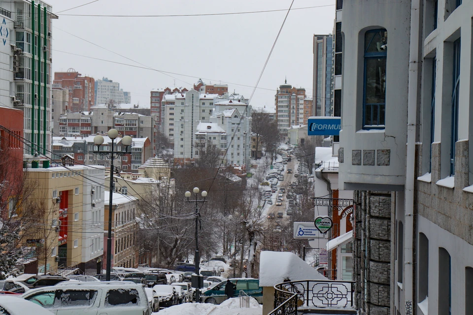 На дорогах Хабаровска сохраняется снежный накат