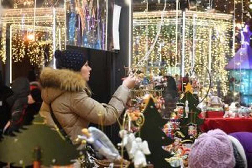 На рождественской ярмарке можно приобрести сувениры, подарки, продукты Фото: Михаил ФРОЛОВ