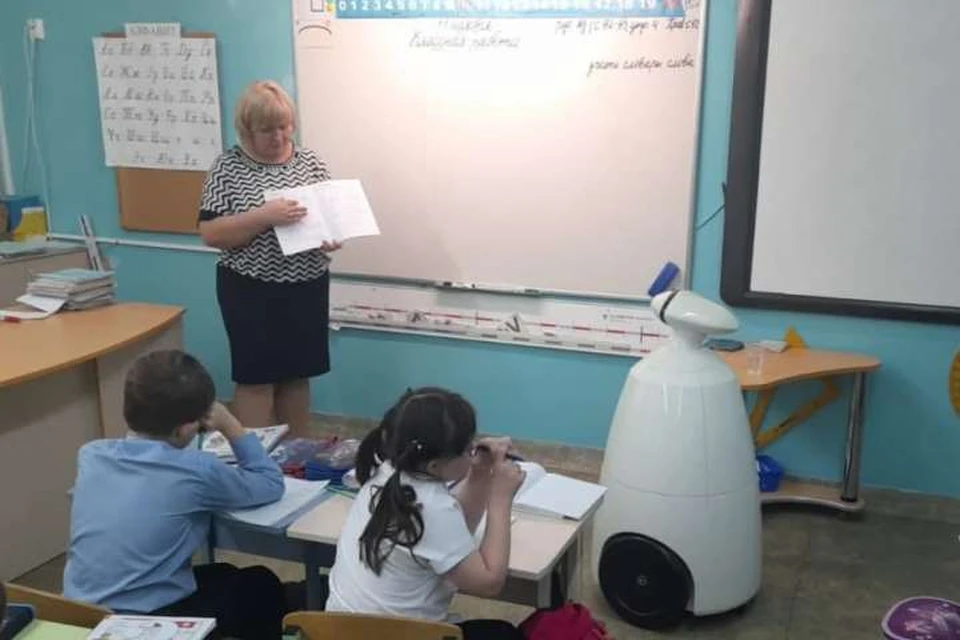 Робот Гоша уверенно отвечает на вопросы учителя.