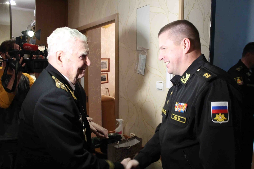 Командующий Балтийским флотом вице-адмирал Виктор Лиина лично поздравил Михаила Егорова, вручив ему памятные подарки.