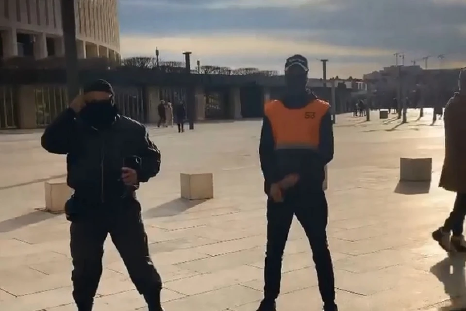 Грозная охрана не впустила семью в парк Галицкого из-за электросамоката. Фото: скрин видео aleksafit