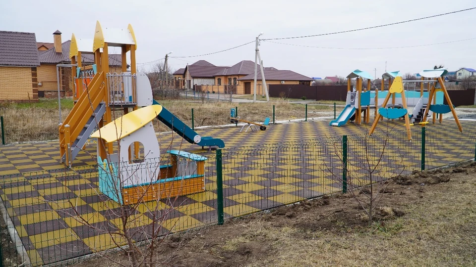 Всего в этом году в регионе обустроили 284 детских площадки. Фото пресс-службы администрации Борисовского района.