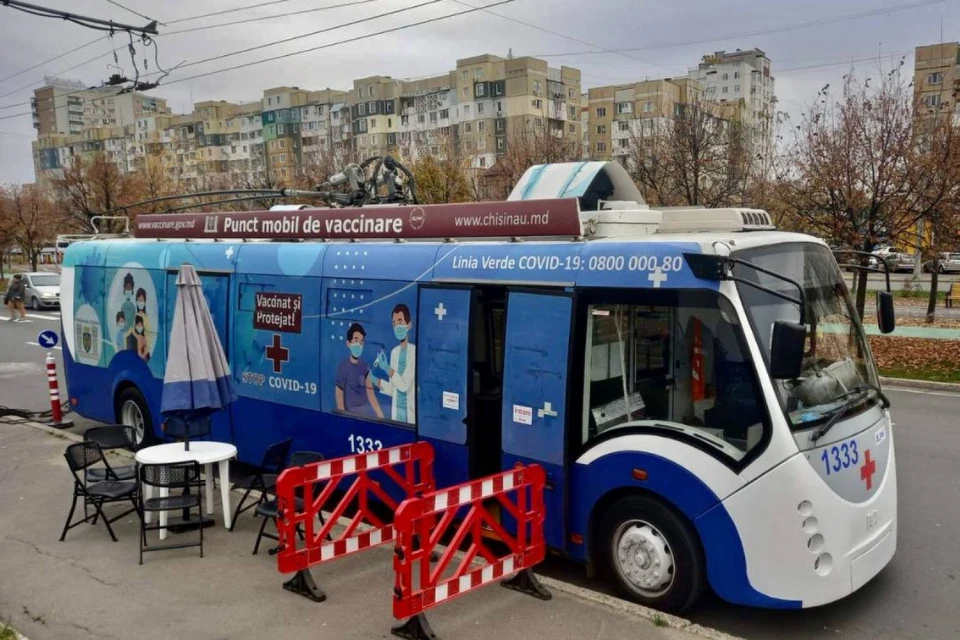 Мобильный пункт вакцинации на улице Кишинева.
