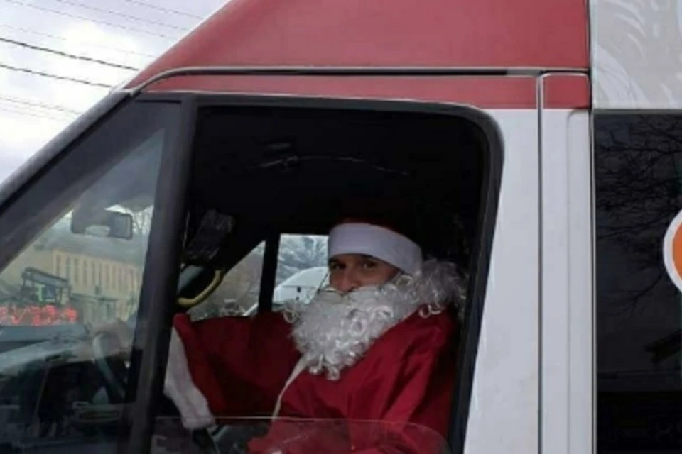 Новороссийцы специально ждали эту маршрутку №28, чтобы прокатиться с Дедом Морозом. Фото: ngnovoros