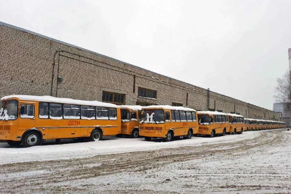 Автобусы, переданные школам еще в сентябре, простаивали на стоянках до декабря. Фото: vk.com/kirovt