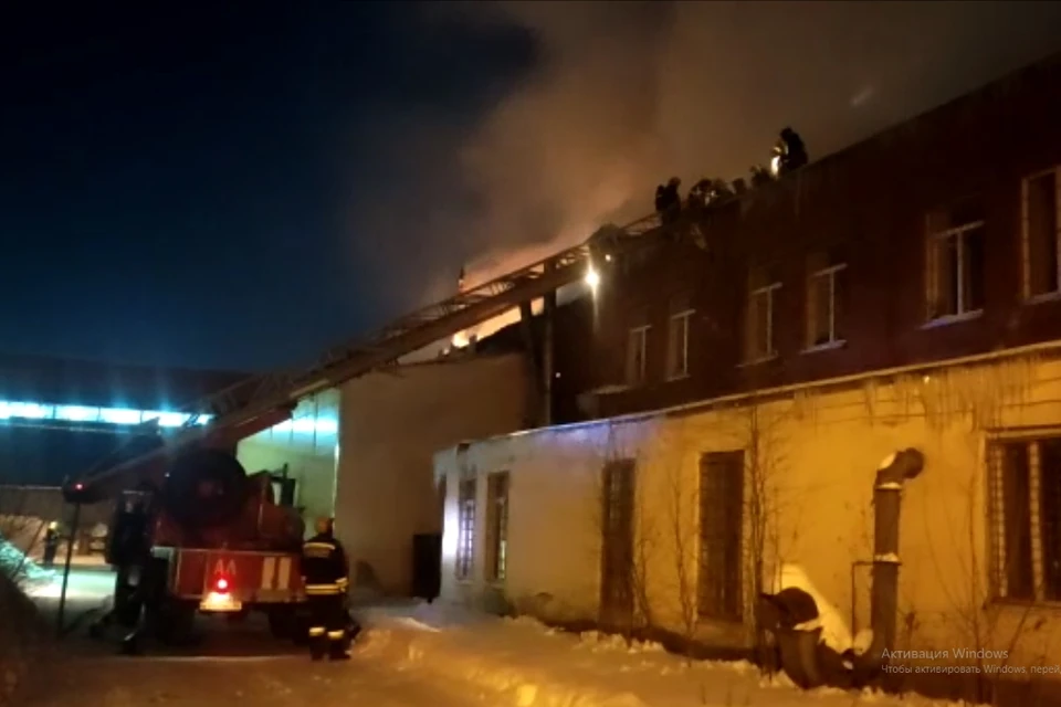 Видео тушения мощного пожара в производственном здании на заводе в Петербурге. Фото: ГУ МЧС России по Петербургу