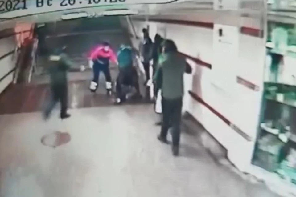 Видеозапись жестокого избиения с камер наблюдения появилась в соцсетях. Фото: кадр видео.