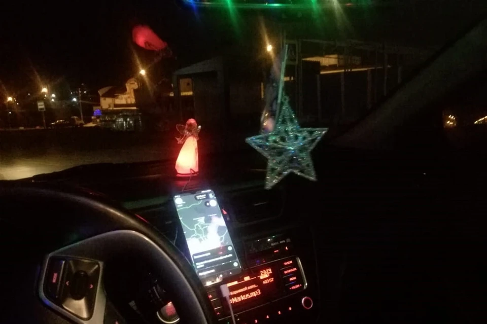 Салон по периметру таксист украсил мишурой, а на приборную панель установил милую рождественскую фигурку. Фото: личный архив героя публикации