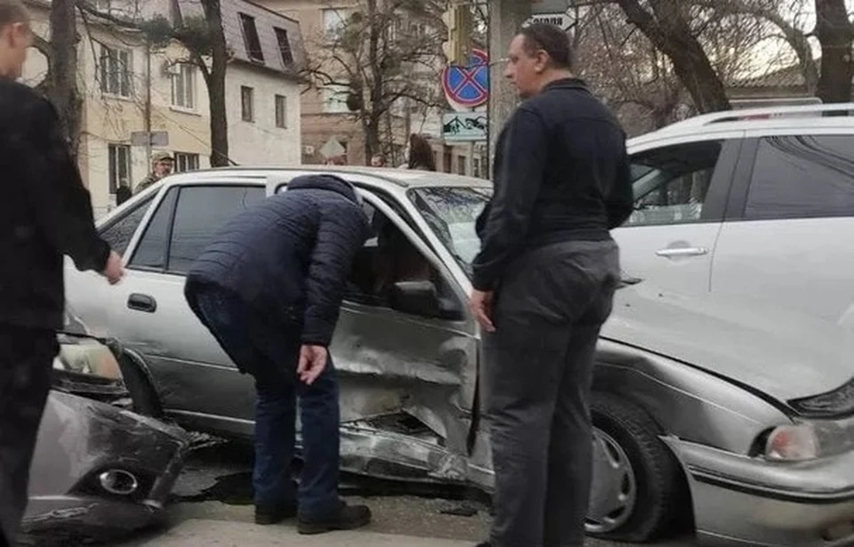 Авария произошла днем в центре крымской столицы. Фото: КИА