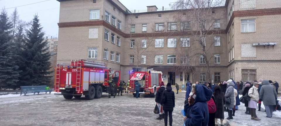 Сотрудников и пациентов эвакуировали из здания. Фото: ГУ МЧС по Челябиснкой области