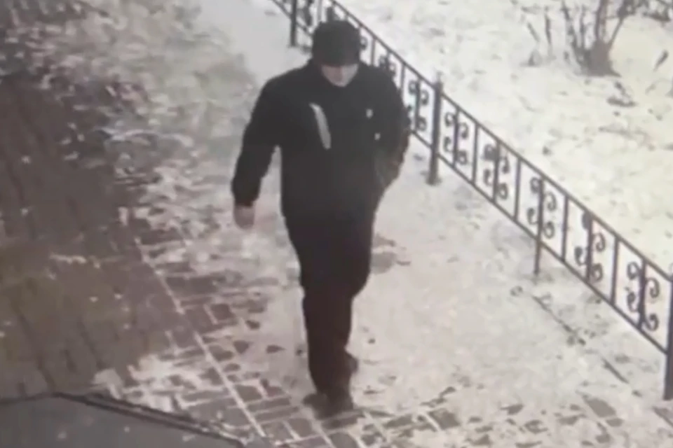 Полицейские ищут мужчину, который распылил газовый баллончик на улице Володарского в Иркутске
