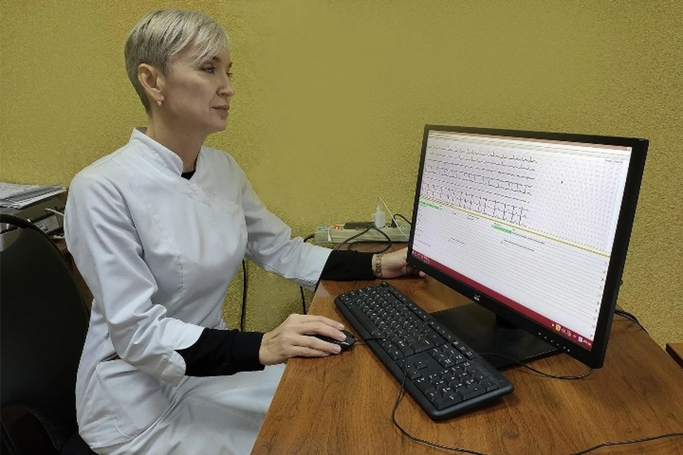 Врач ультразвуковой диагностики Светлана Лысенкова за расшифровкой ЭКГ, полученной из «скорой помощи».