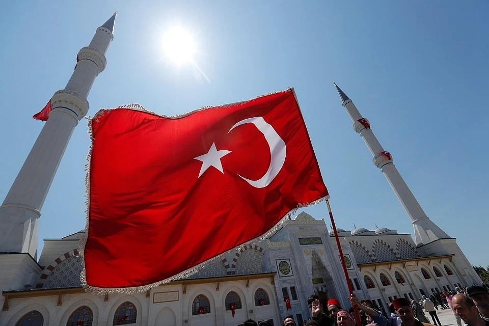 Курс турецкой лиры рекордно упал до 15,21 за доллар
